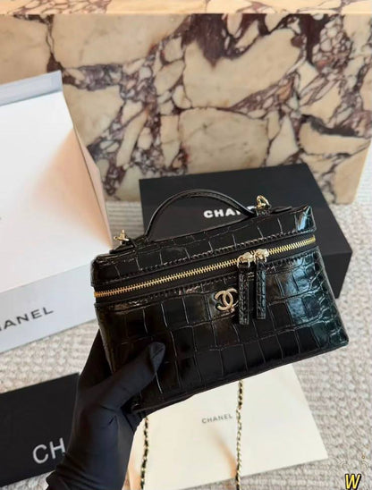 CHANEL

Calfskin Crocodile Vanity Case
Master quality

16 cm 

with double box

190 DHS🇦🇪🇦🇪🇦🇪

Zain95
♥️♥️♥️