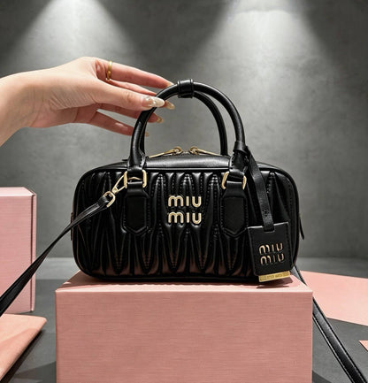 MIU MIU 

NEW CAME 
HIGH QUALITY 

WITH BOX 
115 dhs🇦🇪🇦🇪

Zain39
♥️♥️♥️