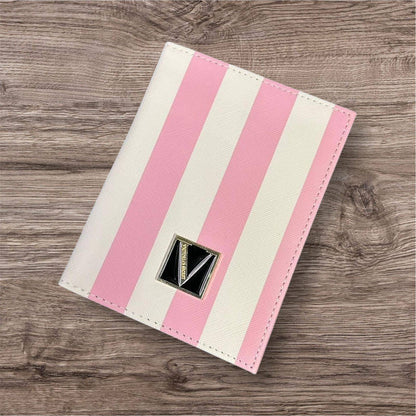 Victoria's Secret 

Passport holder 

new came 

20 dhs🇦🇪🇦🇪

Zain39
♥️♥️♥️