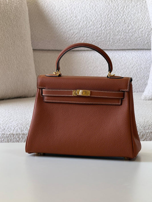Hermes

kelly 25cm💕

master quality😍with box❤️
🎁🎁🎁

400 dhs❤️💚❤️

Zain52
♥️♥️♥️