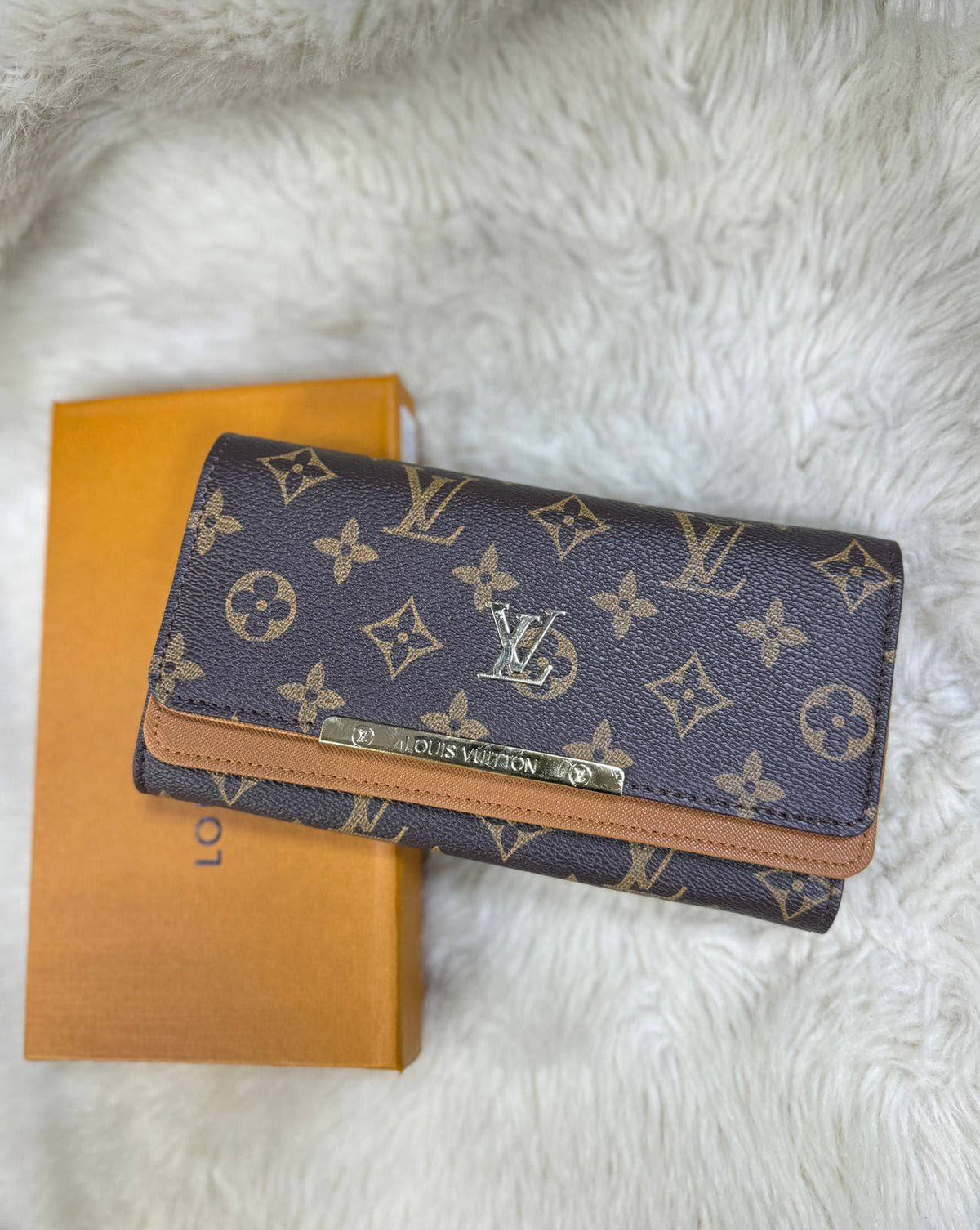 LV
Long wallet 

With box 
40 dhs🇦🇪🇦🇪

Zain50
♥️♥️♥️