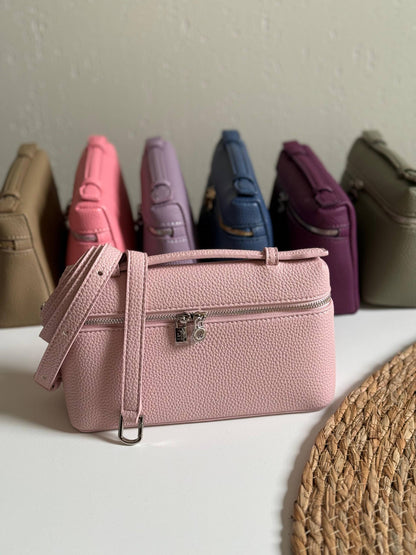 LORO PIANA
19cm
320 dhs❣️
Top quality 
With box🎁

Zain167
♥️♥️♥️