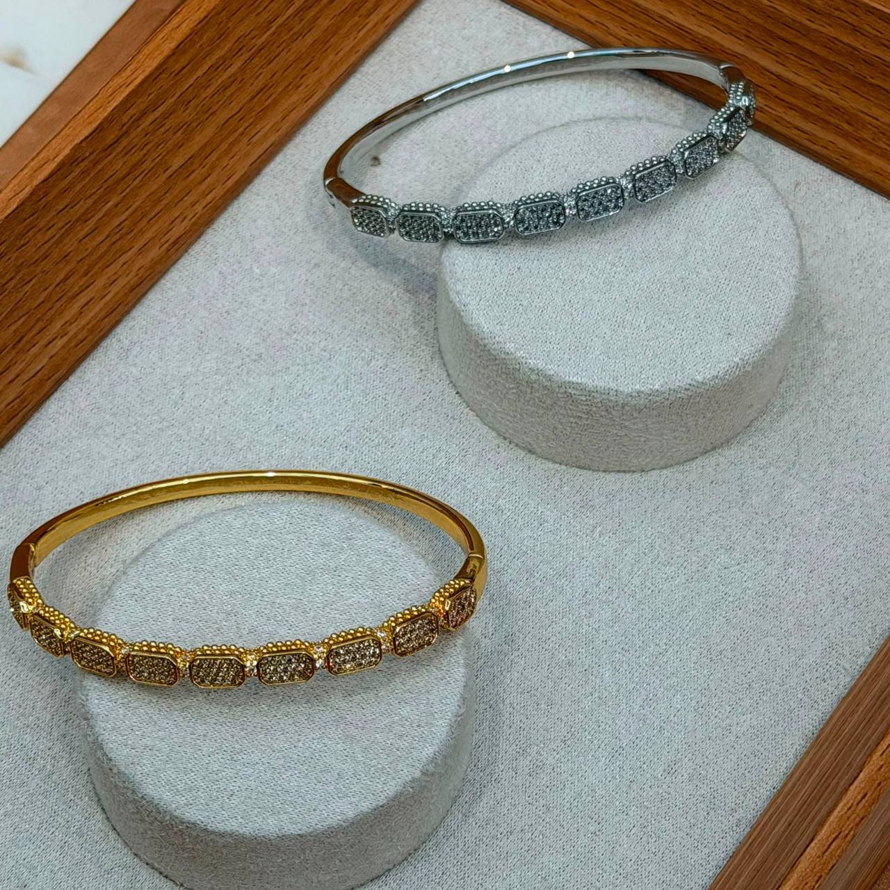 Bangle ❤️‍🔥*
good quality 💯
With black boxes 🗃️ 
20 dhs💓
With normal boxes 📦 
And paper bag🛍️
30 dhs💓

Zain216
♥️♥️♥️
