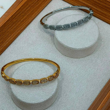 Bangle ❤️‍🔥*
good quality 💯
With black boxes 🗃️ 
20 dhs💓
With normal boxes 📦 
And paper bag🛍️
30 dhs💓

Zain216
♥️♥️♥️