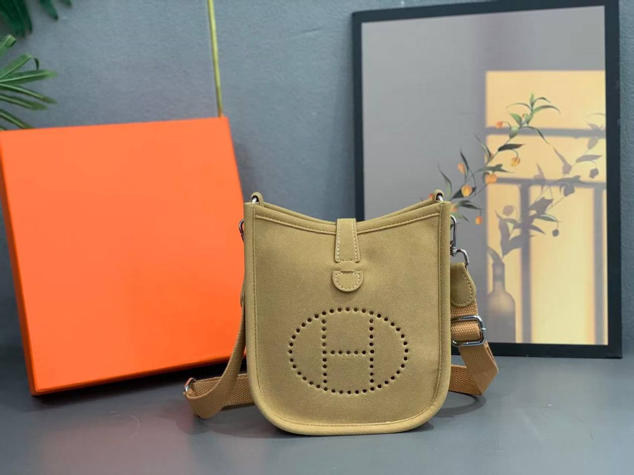 Hermes 
Best quality 

with box’s 
🎁🎁🎁

90 dhs✅
size 20 Cm

Zain290
♥️♥️♥️