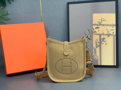Hermes 
Best quality 

with box’s 
🎁🎁🎁

90 dhs✅
size 20 Cm

Zain290
♥️♥️♥️