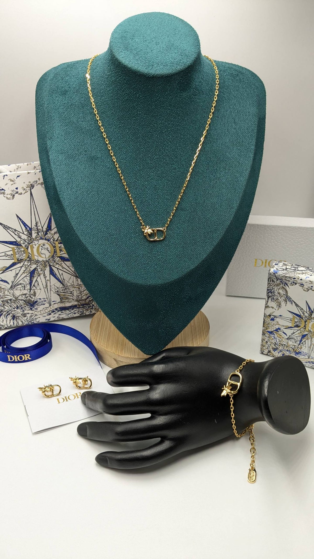 Dior
Master Quality
Necklace, Earrings & Bracelet


200 dhs🇦🇪 with Normal Box 🎁
210 dns🇦🇪 with Good Box 🎁


Zain210
♥️♥️♥️