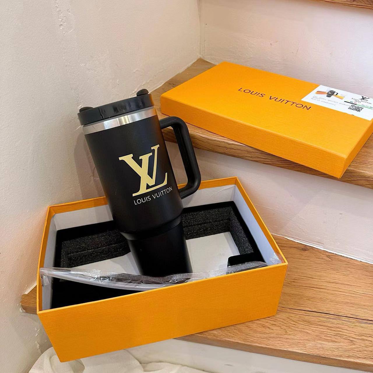 Brand Coffee vacuum Cup 
Good quality ＋🎁
Size ： 27 * 10 cm
65 dhs✅

with box

Zain115
♥️♥️♥️