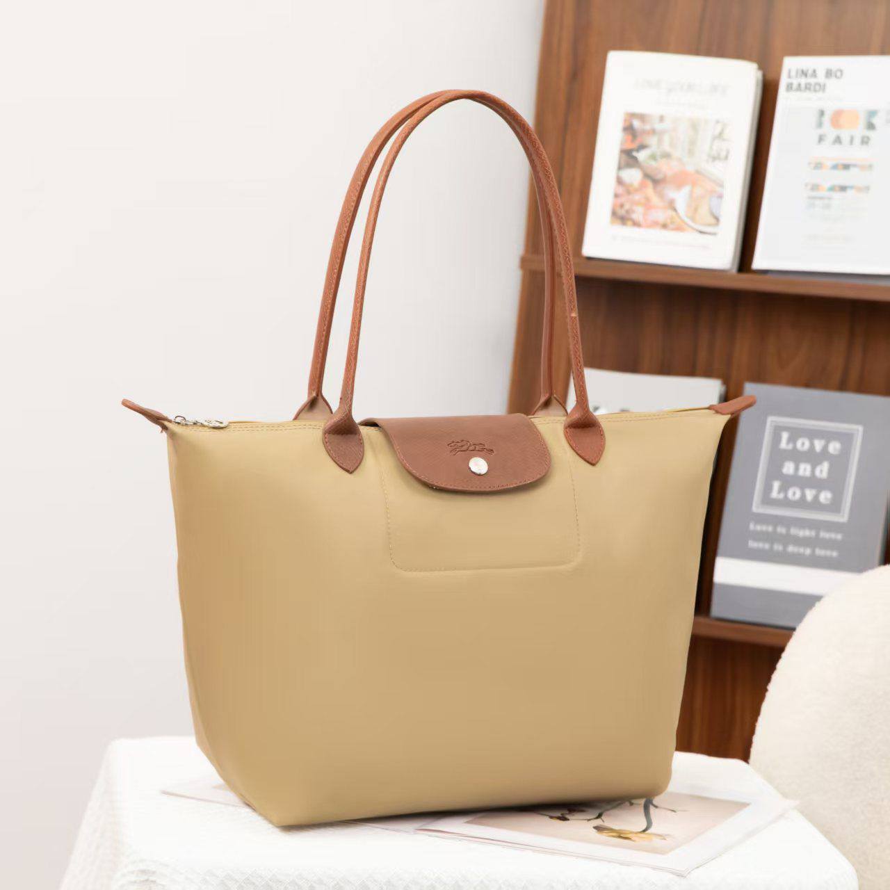LONGCHAMP BAG 
BIG SIZE 
50 dhs✅
SIZE - *46×18×30 cm

Zain40
♥️♥️♥️