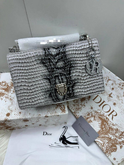 Dior diorama
Size : 25 * 16 cm

105 dhs🪙🌺

with box🎁

Zain115
♥️♥️♥️
