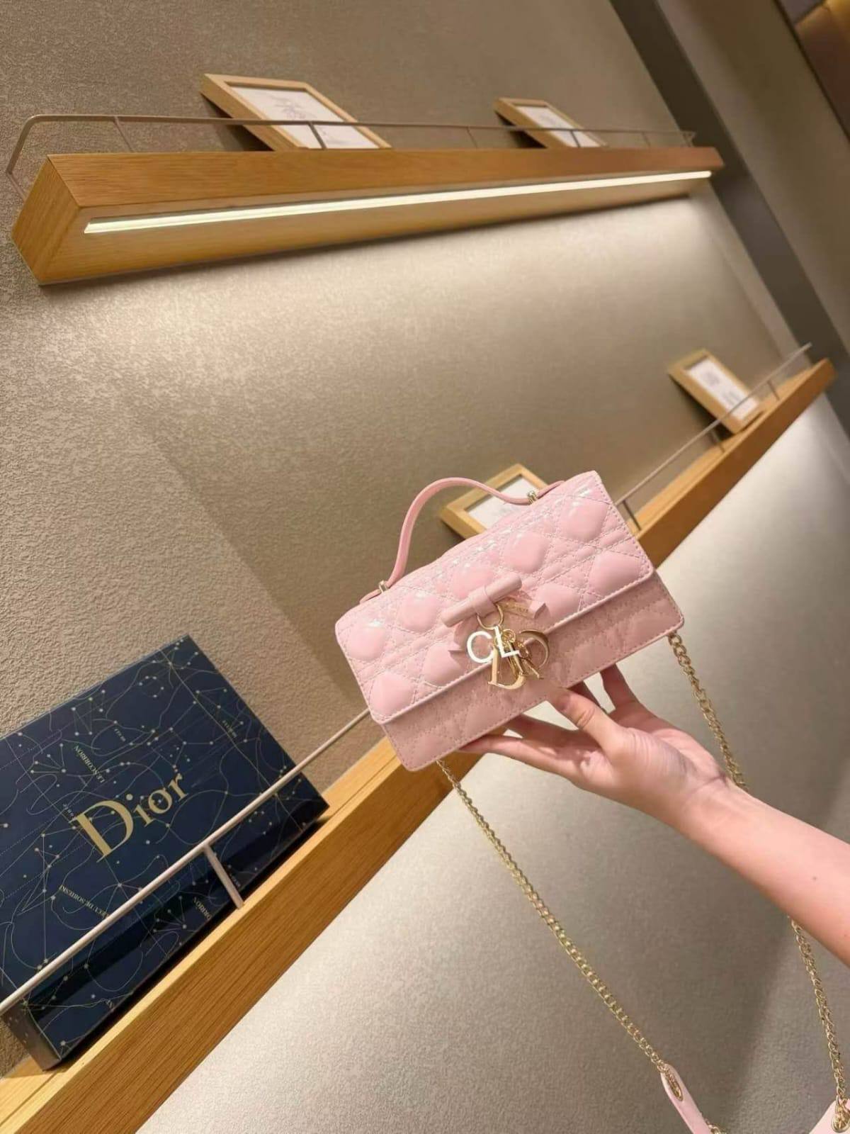 DIOR
 GOOD QUALITY 
110 dhs🇦🇪🇦🇪
WHITE BOXS 
SIZE 22 CM

Zain200
♥️♥️♥️
