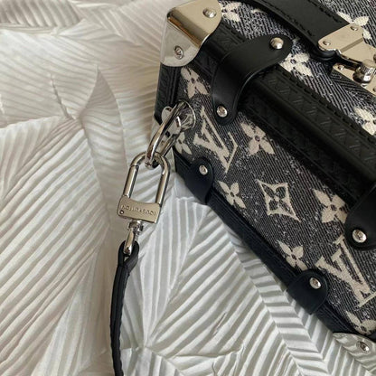 Vuitton Monogram 
Jacquard Denim Side Trunk

For Price 👇 WhatsApp✅
0568585901 
0507557372
0552275751 Owner Zain 👌

Zain71
♥️♥️♥️