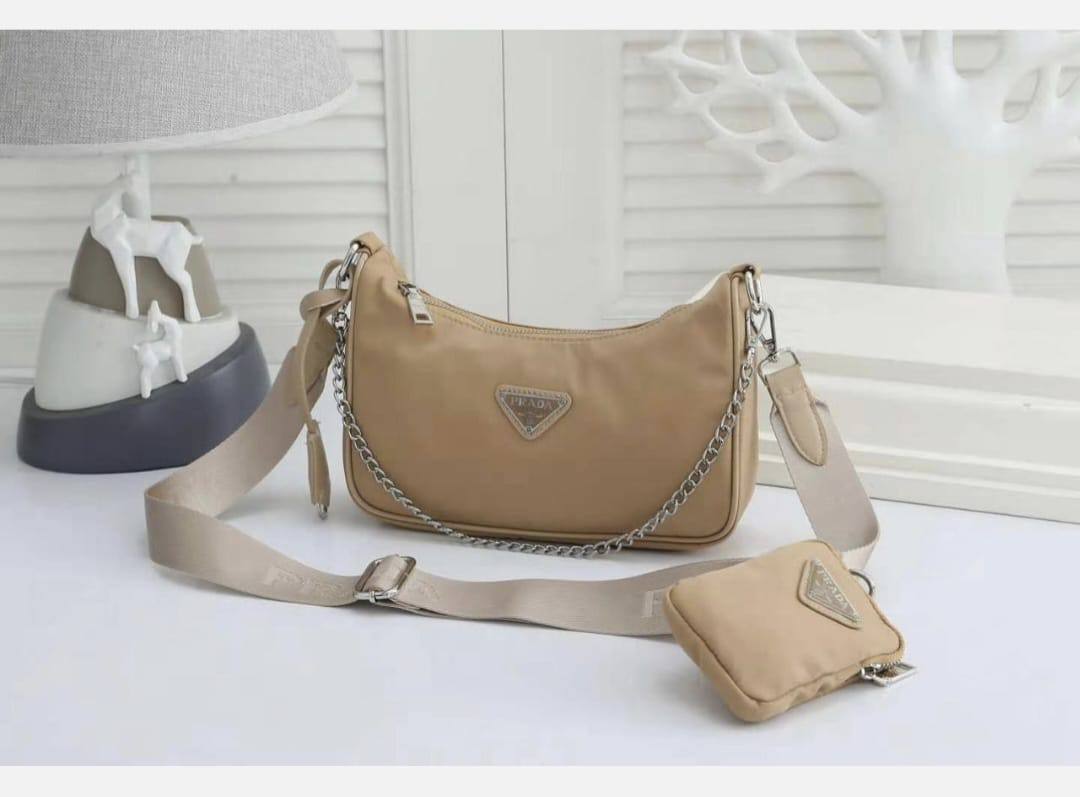 Prada

with box
🎁🎁🎁

85 dhs🪙🌨️

Zain143
♥️♥️♥️
