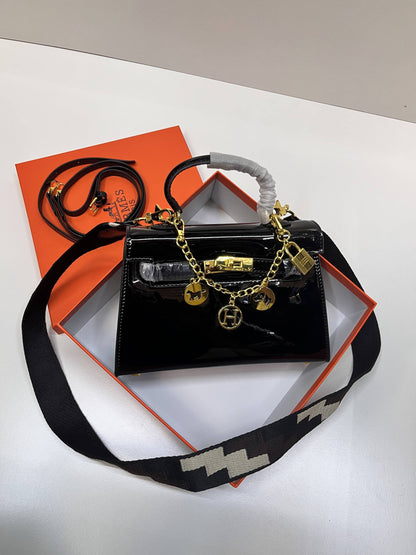 Hermes
95 dhs✅
with box
size 22cm

Zain42
♥️♥️♥️