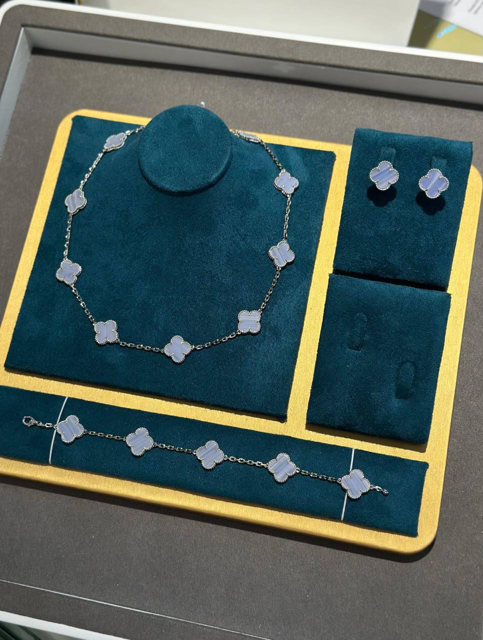 VCA SET 
10 flower necklaces 😍
5 flower bracelet❤️
One flower earring✨
One flower ring 💍 available size👇
6,7,8,9
With normal boxes 🗃️ 
280 dhs✅

With master box 📦 
350 dhs✅

Zain216
♥️♥️♥️