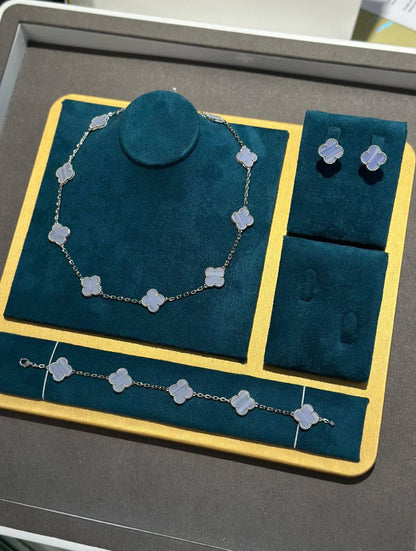 VCA SET 
10 flower necklaces 😍
5 flower bracelet❤️
One flower earring✨
One flower ring 💍 available size👇
6,7,8,9
With normal boxes 🗃️ 
280 dhs✅

With master box 📦 
350 dhs✅

Zain216
♥️♥️♥️