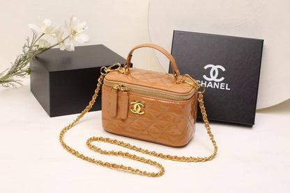 CHANEL 
NEW CAME GOOD QUALITY 
WITH BOX 
🎁🎁🎁

100 dhs✅

Zain39
♥️♥️♥️