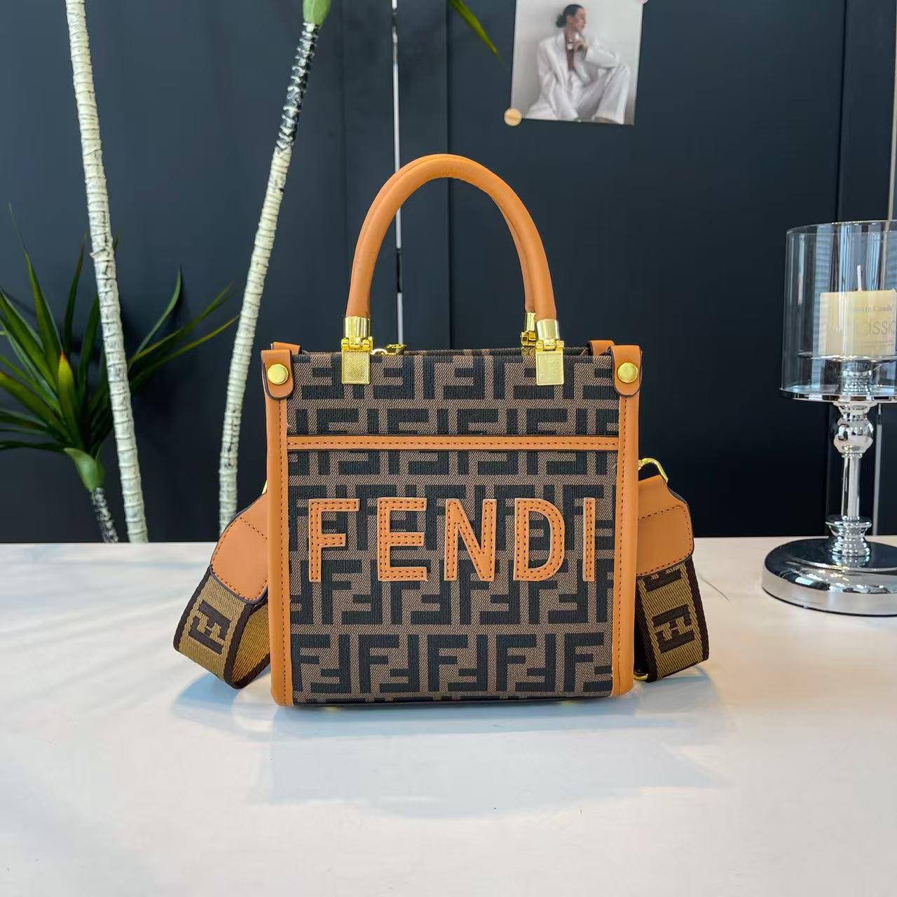 Fendi
19*19*7 cm
75 dhs💓

Zain17
♥️♥️♥️