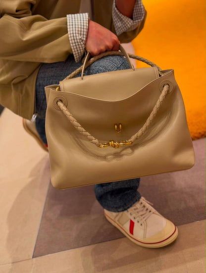 BOTTEGA 
 HIGH QUALITY
100 dhs💓
SIZE: 35cm

Zain17
♥️♥️♥️