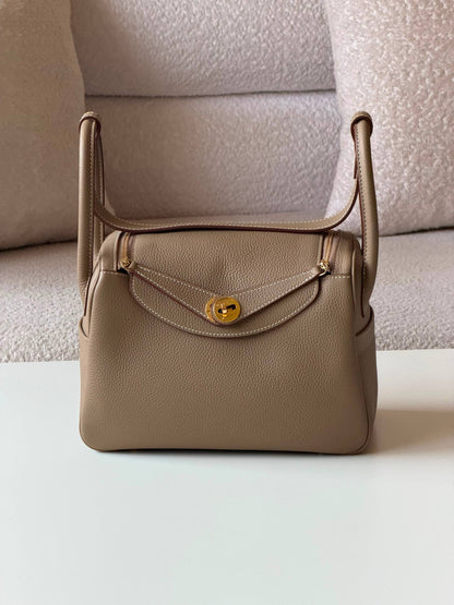 Hermes Lindy 26cm💕master quality😍with box❤️
390 dhs🇦🇪🇦🇪

Zain52
♥️♥️♥️