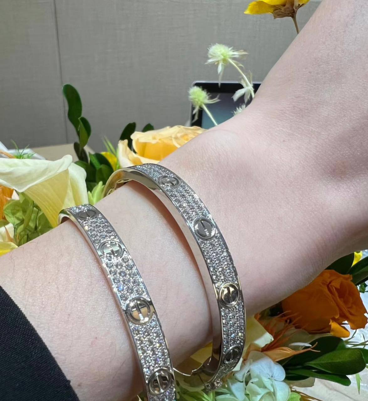 Cartier 💥*
Bangle 🍁
Master quality 💯
Size available 16,17,18,19
With normal boxes 📦 
85 dhs🪙🌨️
With master box 🗃️ 
130 dhs🪙🌨️

Zain216
♥️♥️♥️