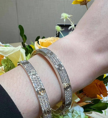 Cartier 💥*
Bangle 🍁
Master quality 💯
Size available 16,17,18,19
With normal boxes 📦 
85 dhs🪙🌨️
With master box 🗃️ 
130 dhs🪙🌨️

Zain216
♥️♥️♥️