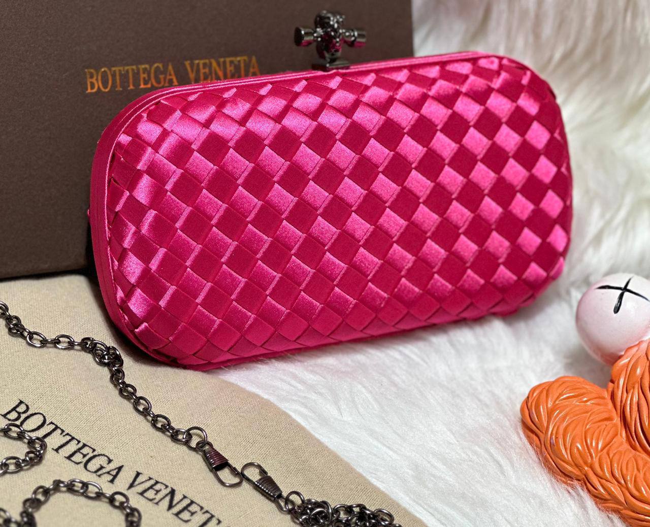 Bottega
good quality, 

comes with box, 
🎁🎁🎁

size...20* 11 cm 
100 dhs🪙🌨️

Zain12
♥️♥️♥️