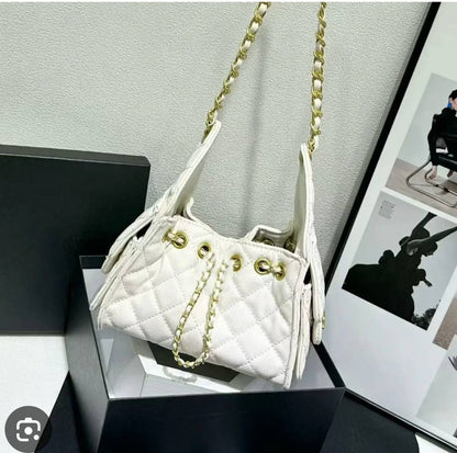Chanel

withbox 

100 DHS🇦🇪🇦🇪

Zain143
♥️♥️♥️