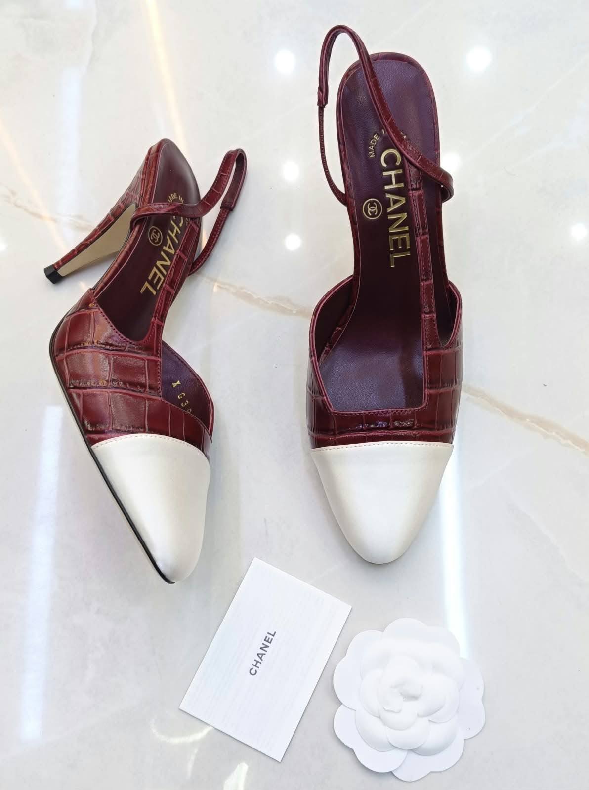 Chanel 
*High quality*❤️
*size: 36 to 42*❤️
410 dhs✅✅

Zain119
♥️♥️♥️