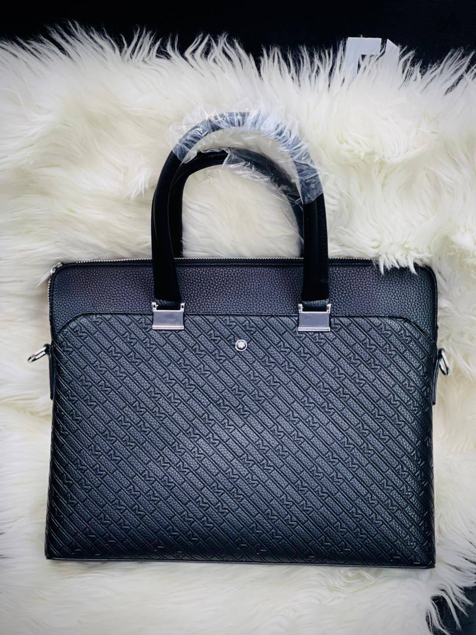 🚙 Laptop bag 2 zipper
1️⃣ First  quality 
Size : 38 * 29 cm
95 dhs✅

Zain115
♥️♥️♥️
