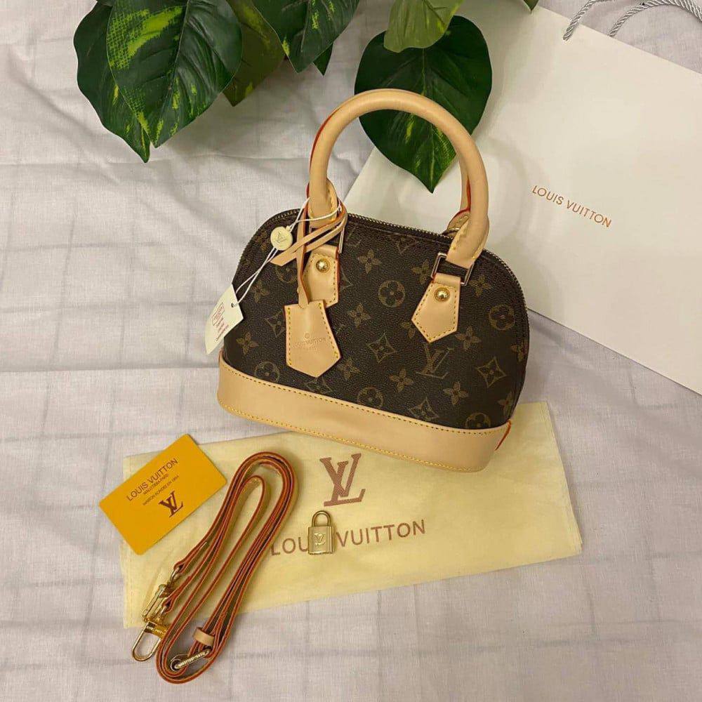 LV
With box 
🎁🎁🎁

85 dhs🪙🌨️
Size 20×11×16cm

Zain136
♥️♥️♥️