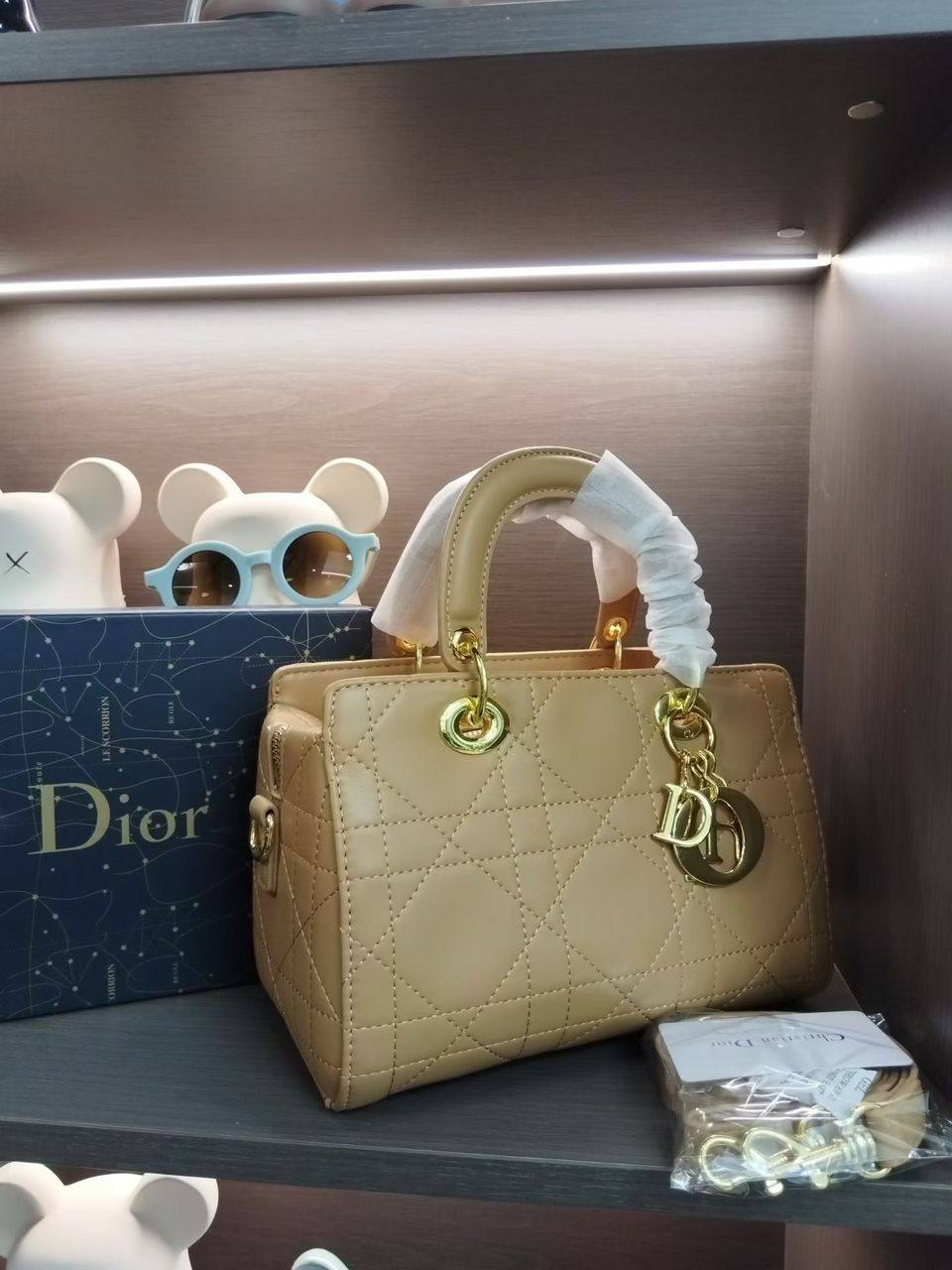 Dior
120 dhs✅
size：25cm
Good quality

With box
🎁🎁🎁

Zain35
♥️♥️♥️