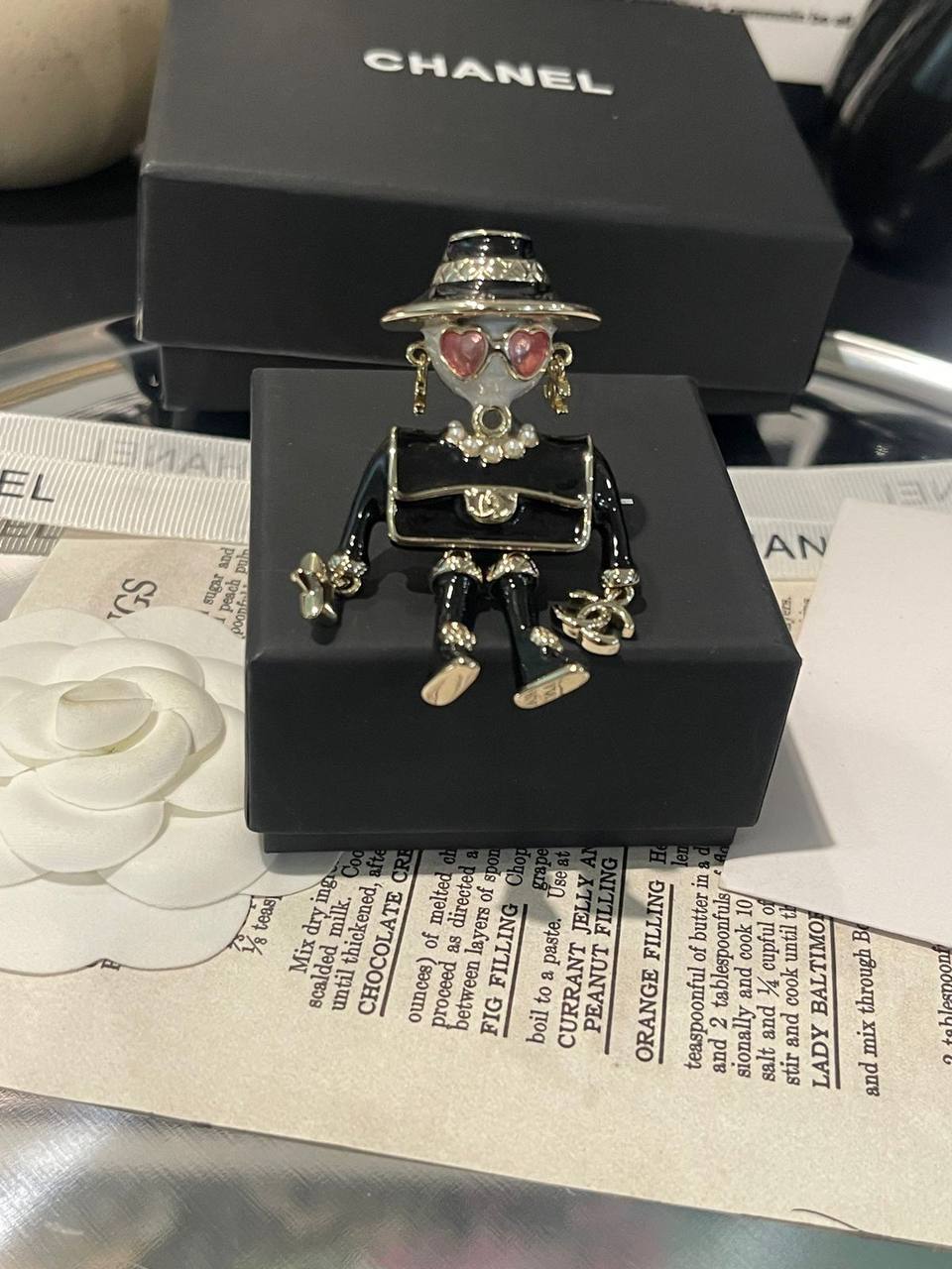 Chanel Master 
BROOCH 
95 dhs🪙🌺 

WITH BOX AND PAPER BAG
🎁🎁🎁

Zain89
♥️♥️♥️