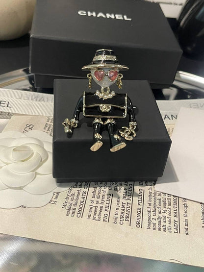 Chanel Master 
BROOCH 
95 dhs🪙🌺 

WITH BOX AND PAPER BAG
🎁🎁🎁

Zain89
♥️♥️♥️