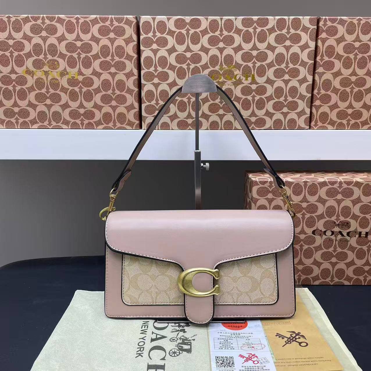 Coach
good Quality 
With box 
🎁🎁🎁

90 dhs✅

Zain117
♥️♥️♥️