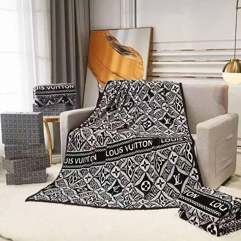 200*230 cm 
Double size 
55 dhs🇦🇪🇦🇪 
with box

Zain17
♥️♥️♥️