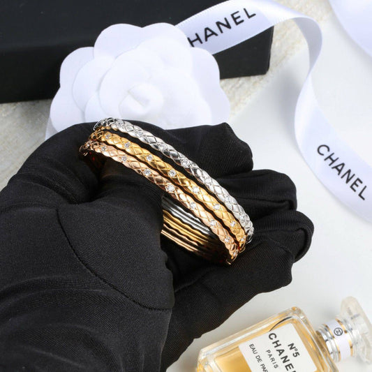 CHANEL ❤️‍🔥*
With stone 
Bangle ✨
Master quality 💯
With normal boxes 🗃️ 
55 dhs✅
With master box 📦 
85 dhs✅

Zain216
♥️♥️♥️
