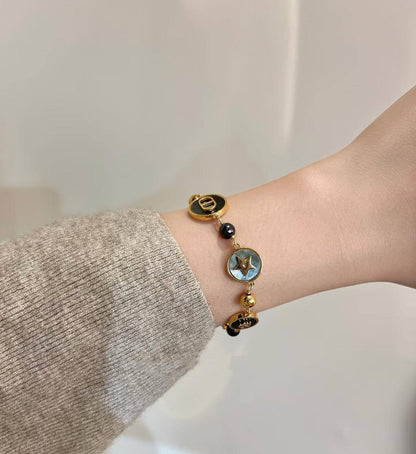 DIOR SET ❤️‍🔥*
Necklace 🦋
Earring✨
Bracelet ❣️
Master quality 💯
With normal boxes 📦 
165 dhs❣️
With master box 🗃️ 
180 dhs❣️

Zain216
♥️♥️♥️