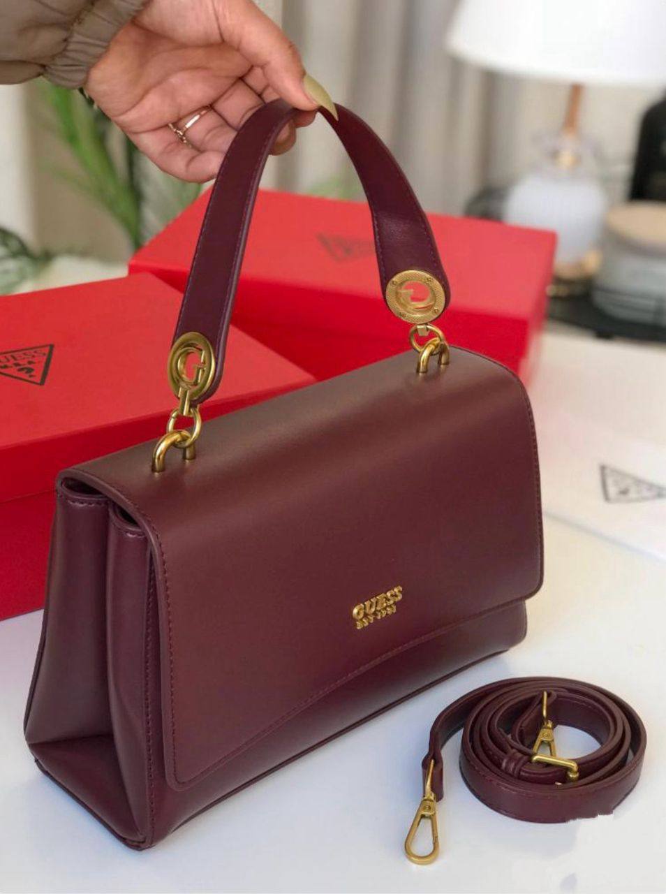Guess
95 dhs❤️
SIZE：24cm
good quality  

with box
🎁🎁🎁

Zain35
♥️♥️♥️