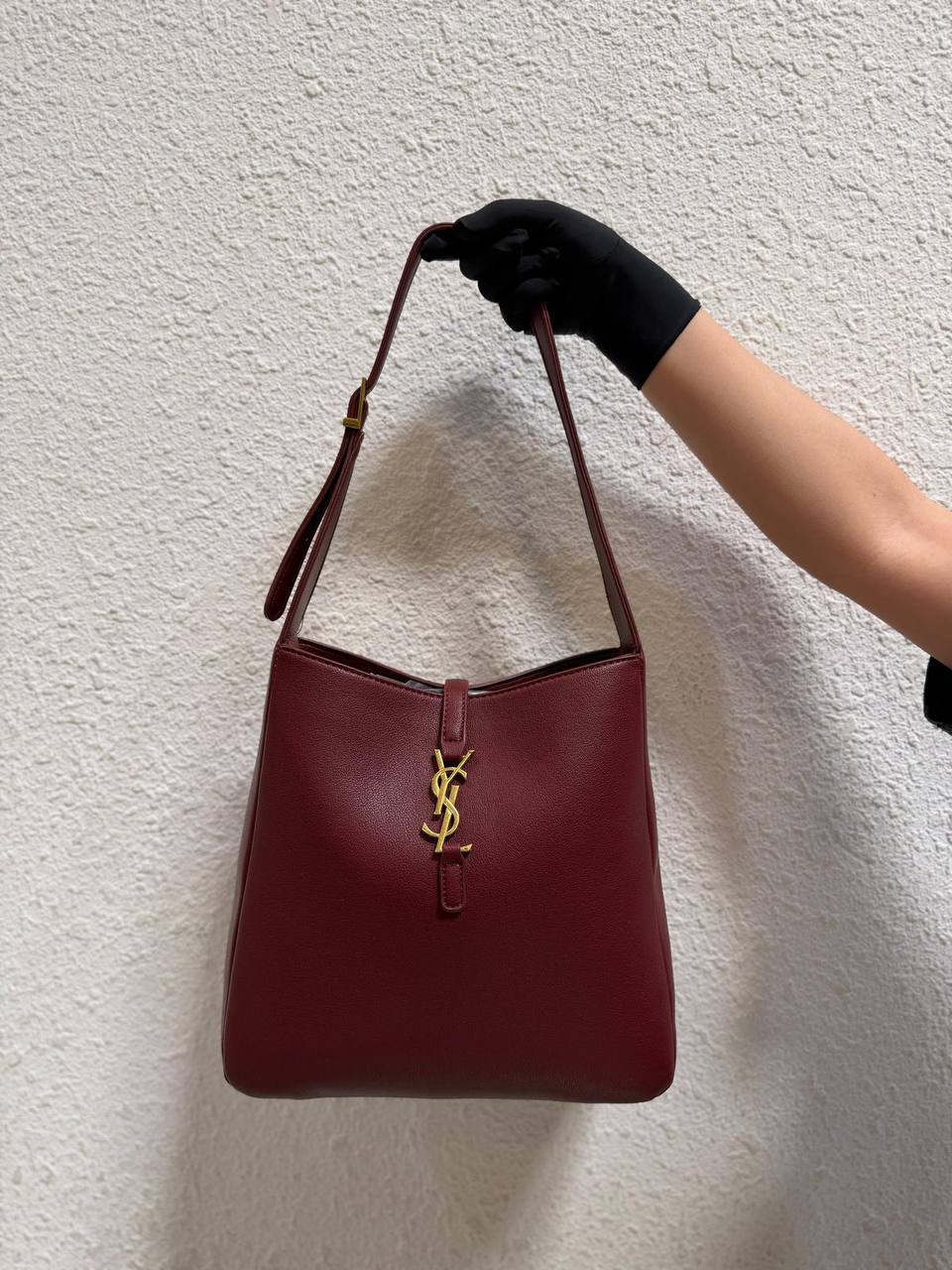YSL 

with box
🎁🎁🎁

Size 27cm

110 dhs✅

Zain114
♥️♥️♥️