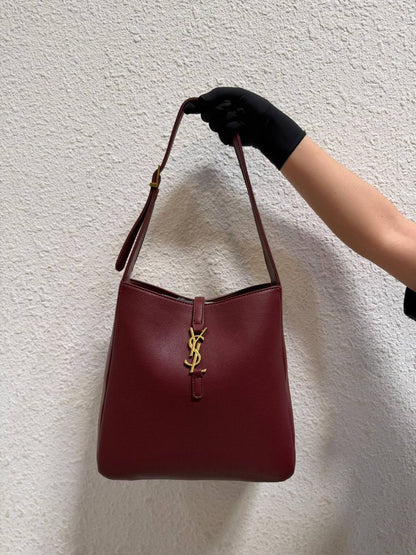 YSL 

with box
🎁🎁🎁

Size 27cm

110 dhs✅

Zain114
♥️♥️♥️