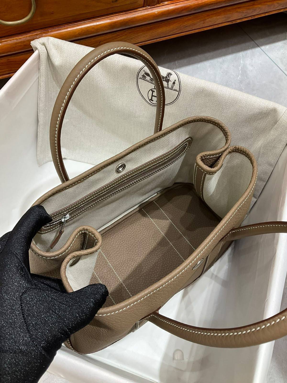 Hermes

Garden Party 30

Size: 13 x 21 x 30cm
Tote / Everyday Bag

For Price 👇 WhatsApp✅
0568585901 
0507557372
0552275751 Owner Zain 👌

Zain325 
♥️♥️♥️