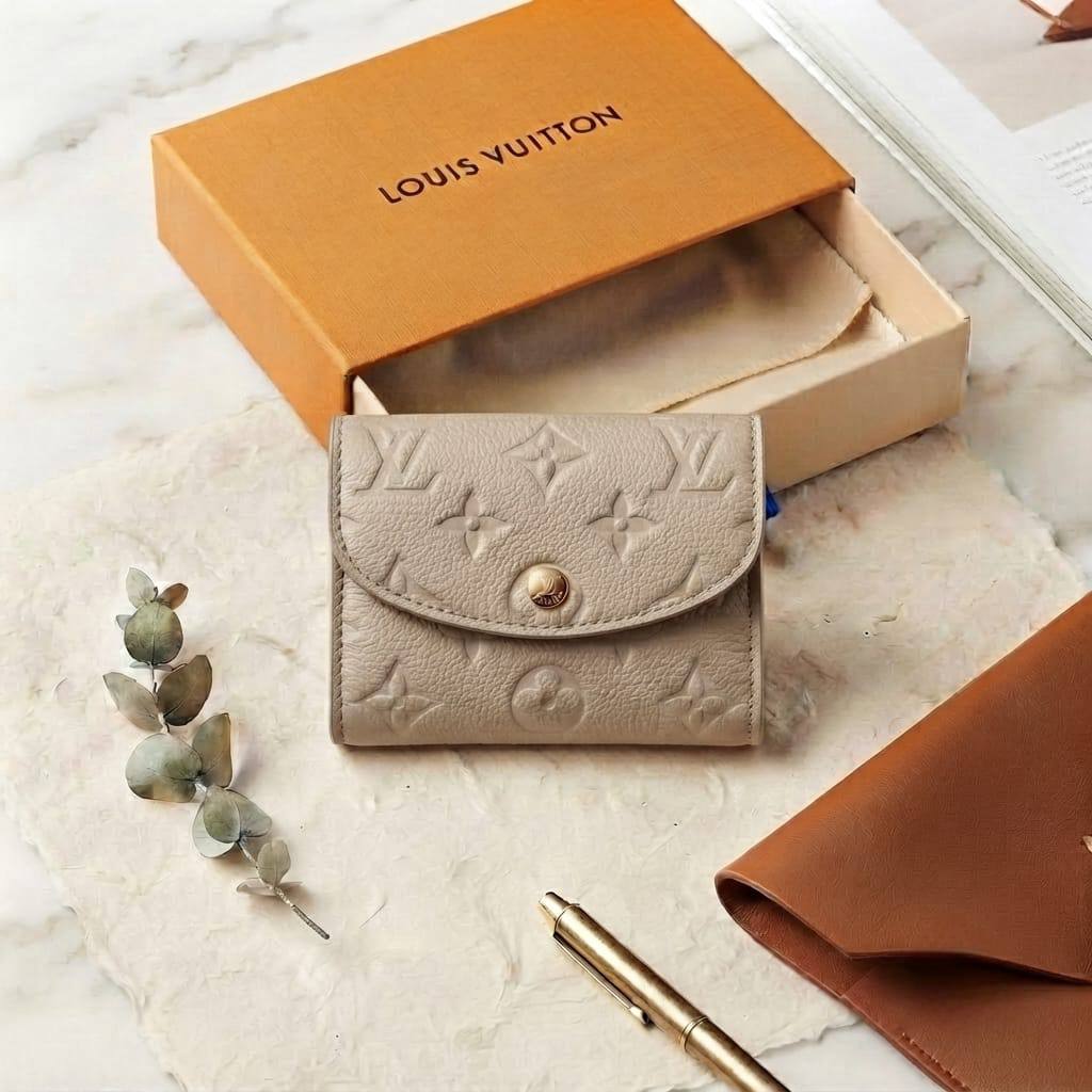 LV
SMALL WALLET
ᴛʀɪ- ғᴏʟᴅ ᴢɪᴘᴘᴇʀ ᴀɴᴅ ᴄᴀʀᴅ
ᴇᴍᴘʀᴇɪɴᴛᴇ/ᴍᴏɴᴏɢʀᴀᴍ
ɢᴏʟᴅ ʜᴀʀᴅᴡᴀʀᴇ
sɪᴢᴇ : 12.5  cm
ᴡɪᴛʜ BOX

45 dhs✅

Zain31
♥️♥️♥️