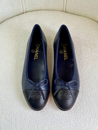 Chanel
Super *AAA* *+* Quality 💯 
With original packing🎁🎁
SIZE:36and42
Available now
450 dhs💓

Zain309
♥️♥️♥️