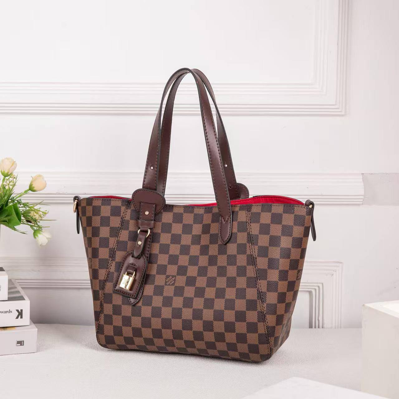 Chanel ✨*
High quality 💯
Size 36cm
110 dhs✅

Zain70
♥️♥️♥️