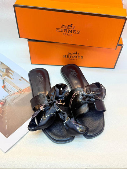 Slippers
Size 36-41
70 dhs✅

Zain236
♥️♥️♥️