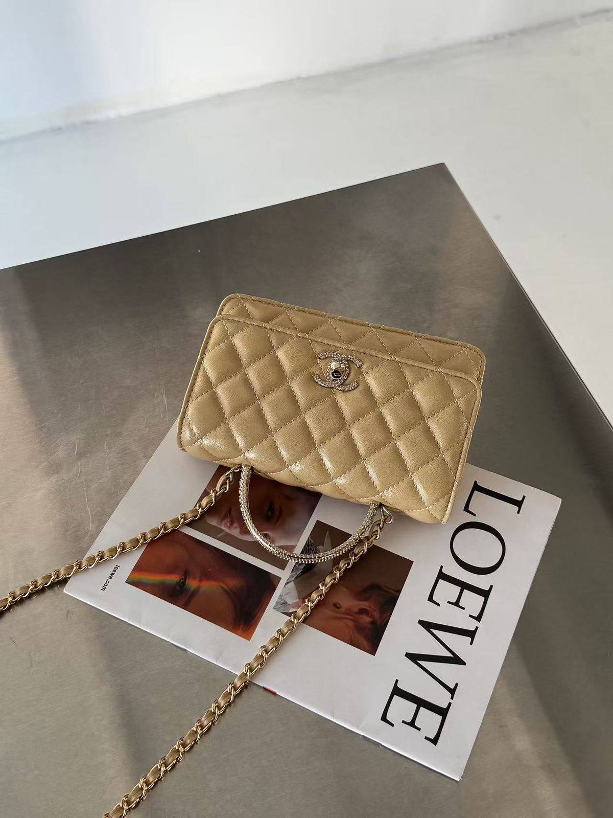 Chanel

withbox 
🎁🎁🎁

95 dhs❣️

Zain143
♥️♥️♥️