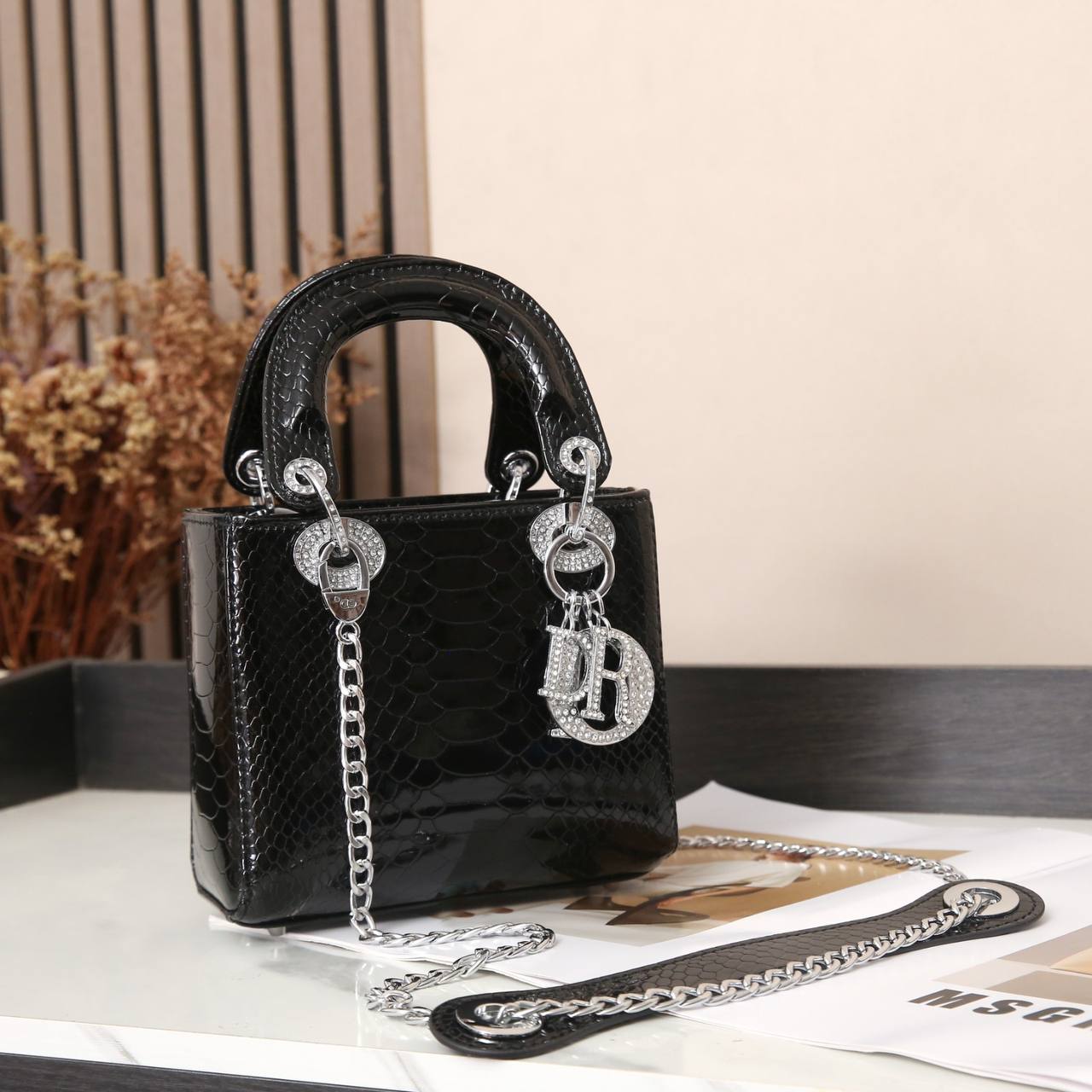 DIOR
Best quality 
120 dhs✅

size 18Cm

Zain290
♥️♥️♥️