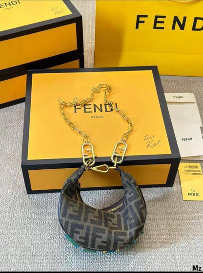 Fendi graphy mini
Master quality
18cm 

with box
🎁🎁🎁

240 dhs❤️

Zain95
♥️♥️♥️