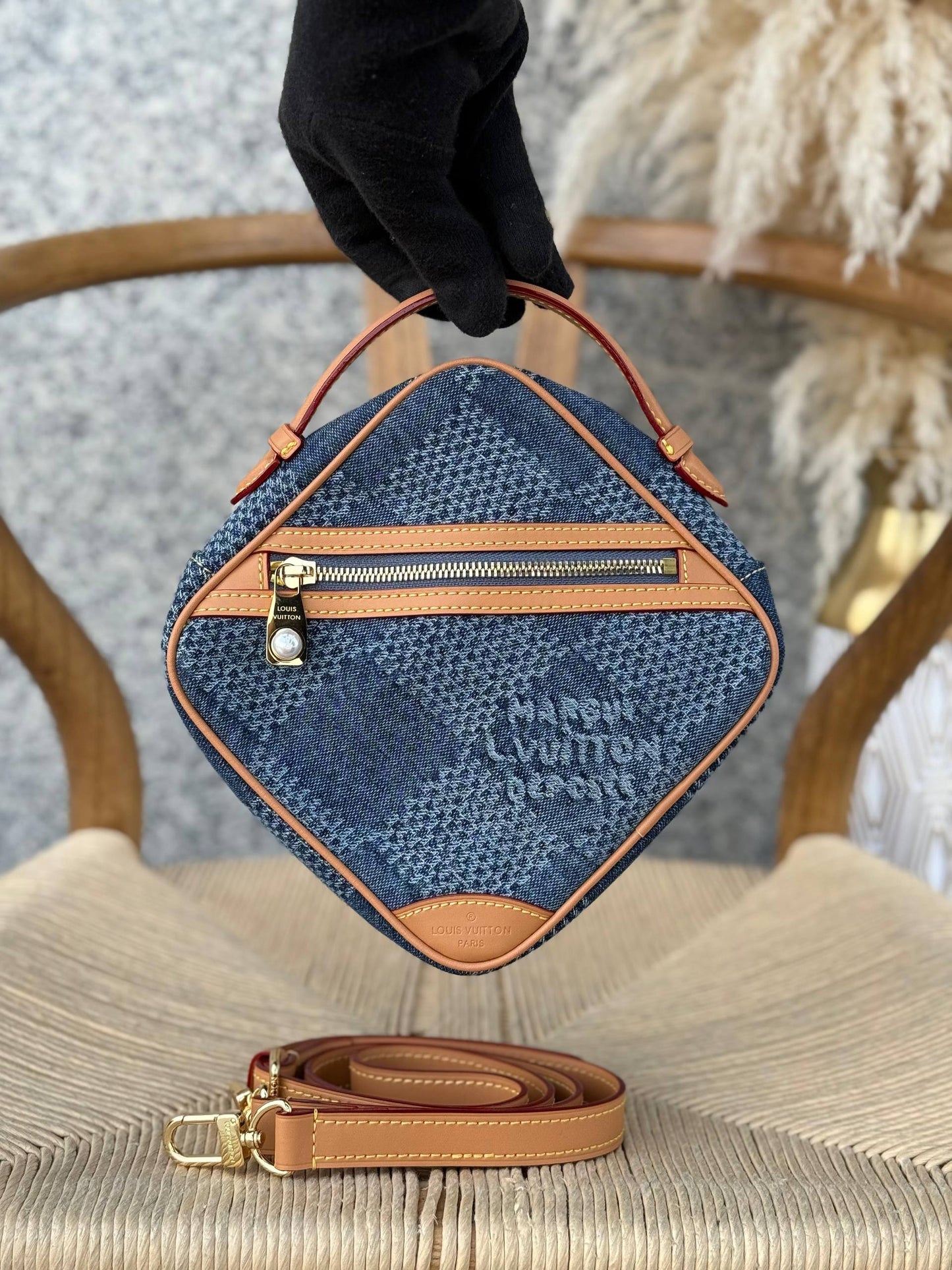 LV
18cm
280 dhs❣️
Top quality 
With box🎁

Zain167
♥️♥️♥️